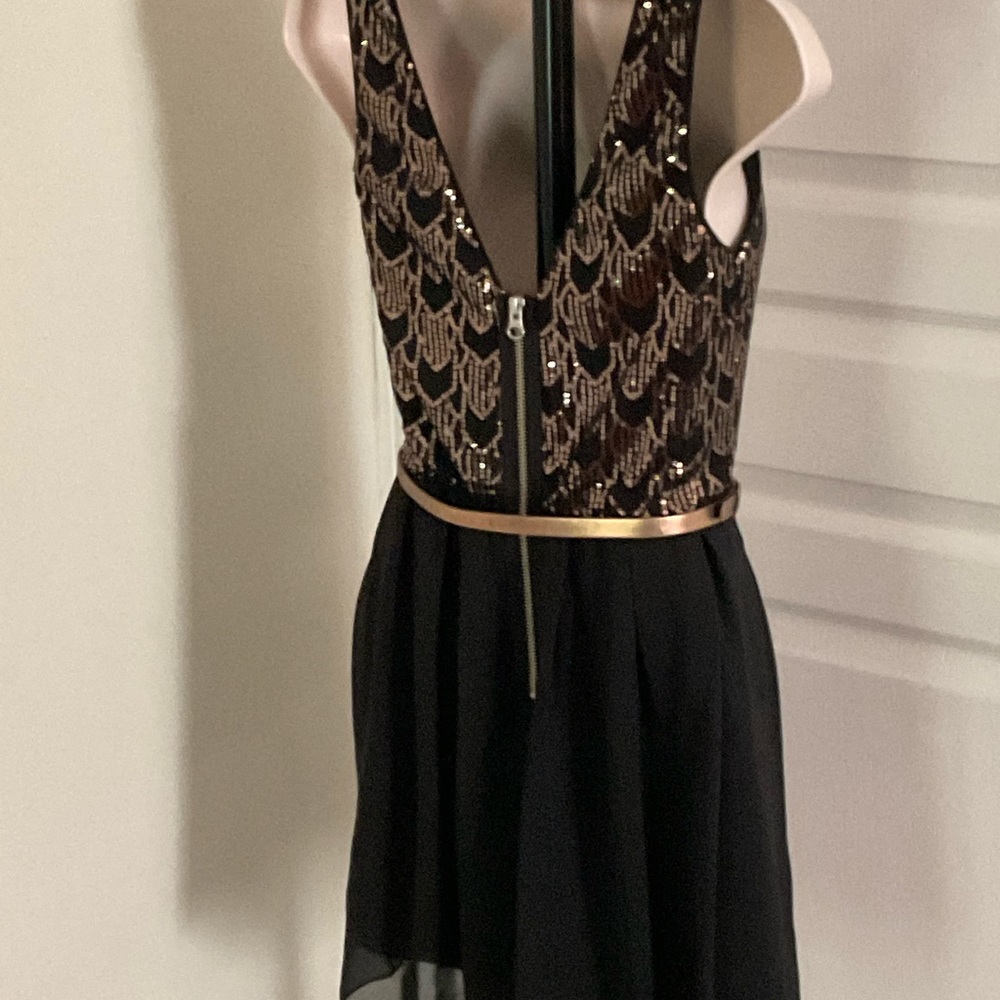 Beautiful belted stylish dress size 1. Like new - Picture 2 of 5